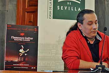 Rezar tijdens de persconferentie in Sevilla waar het boek en de DVD werden gepresenteerd