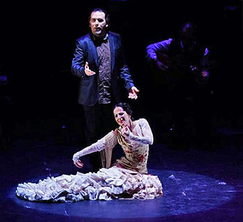 Mercedes Ruiz danst vanaf de grond